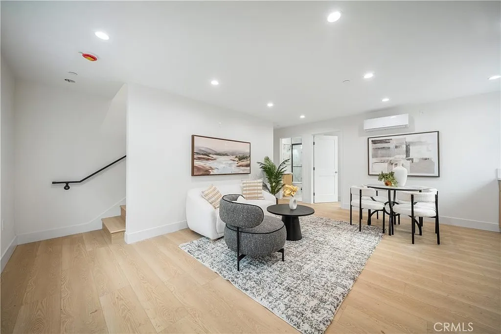 3 bed, 1000 sqft, $3,200 — Photo 2