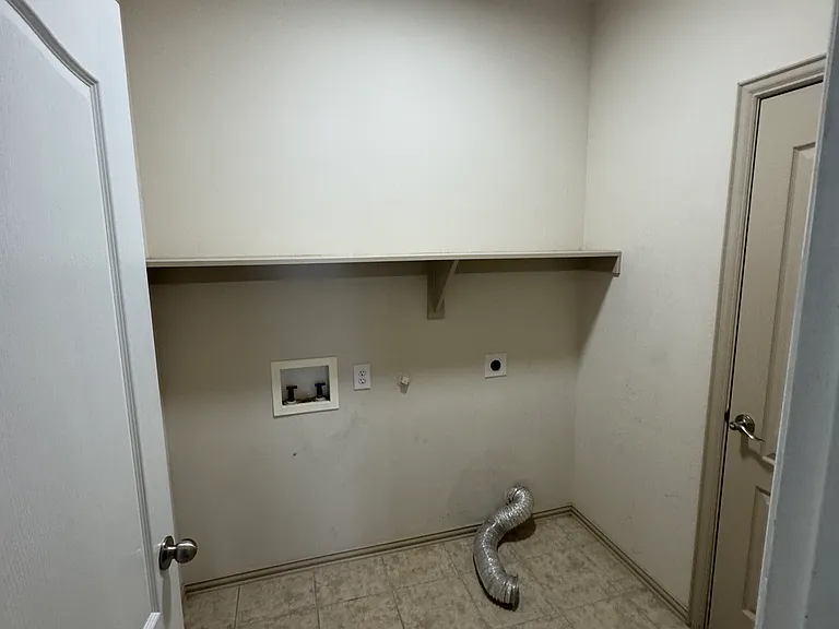 14927 Riverside Dr — Photo 21
