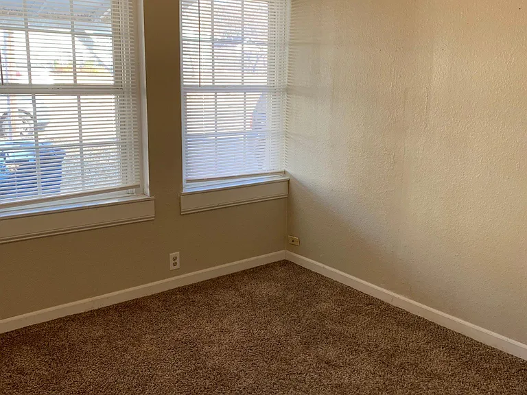 1221 Henry St — Photo 4