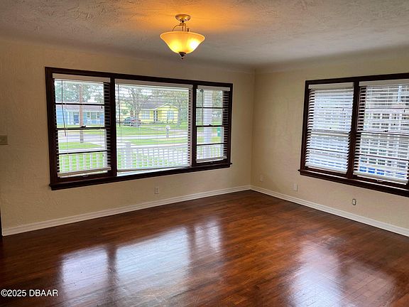3rd image of 320 Burleigh Ave