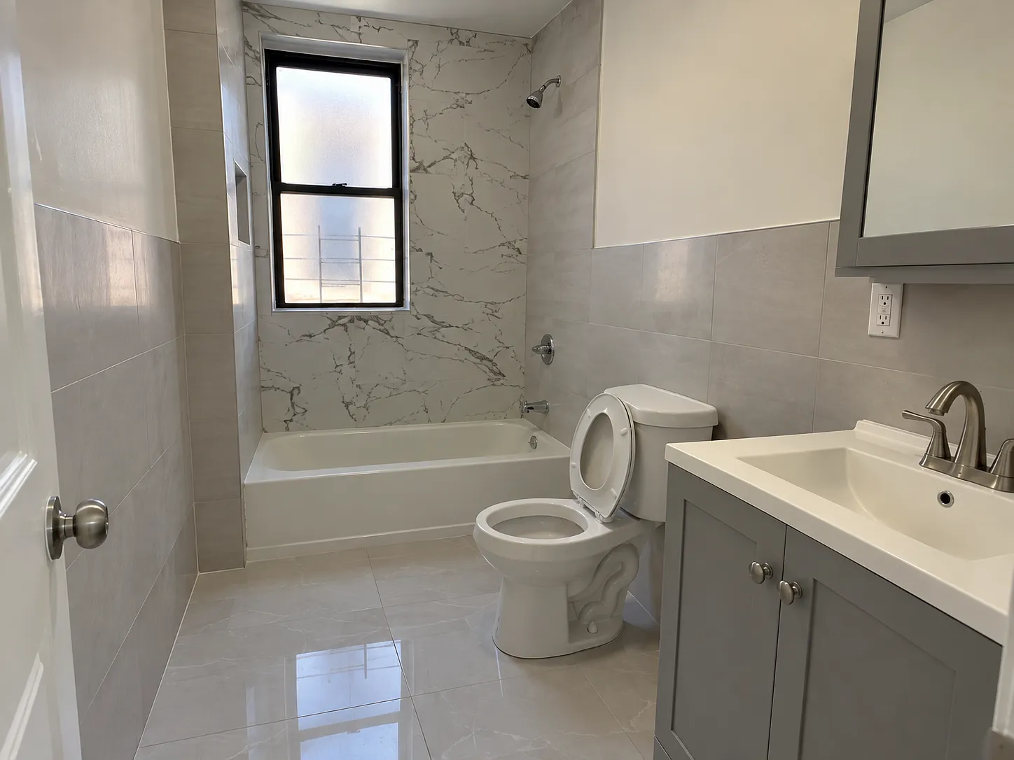3 bed, 900 sqft, $3,753 — Photo 4