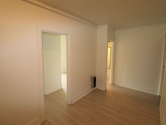 4th image of 1315 NE 47th St APT B