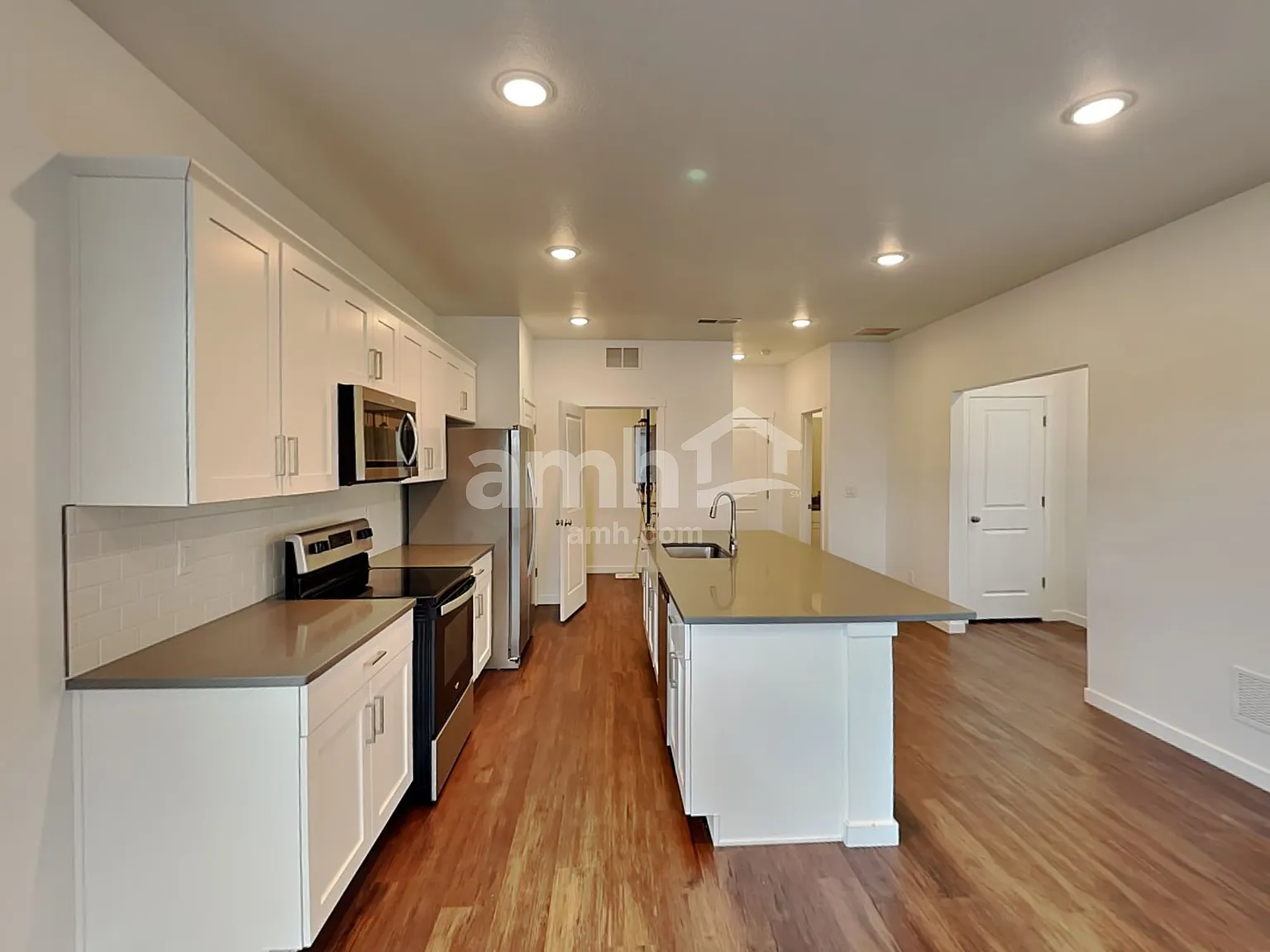 3 bed, 2.5 bath, 1730 sqft, $2,730 — Photo 3