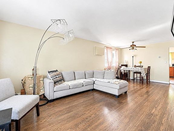3rd image of 228 Laurel Ave