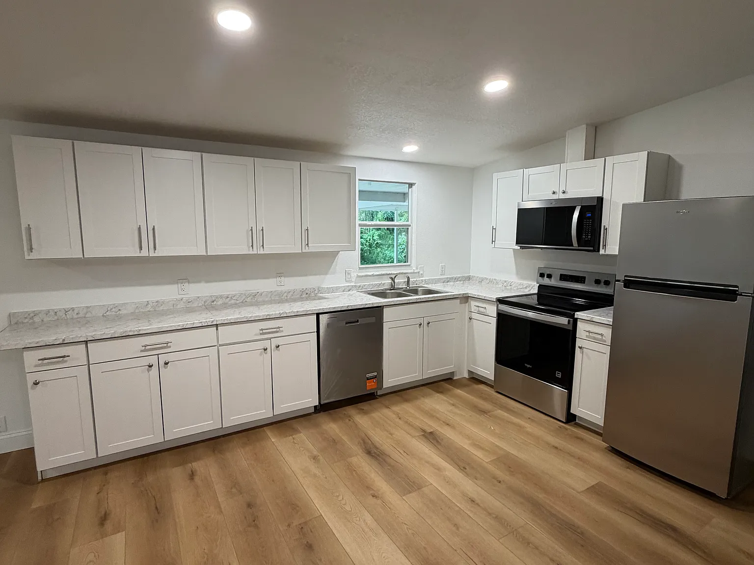 1033 Oak Ln — Photo 2