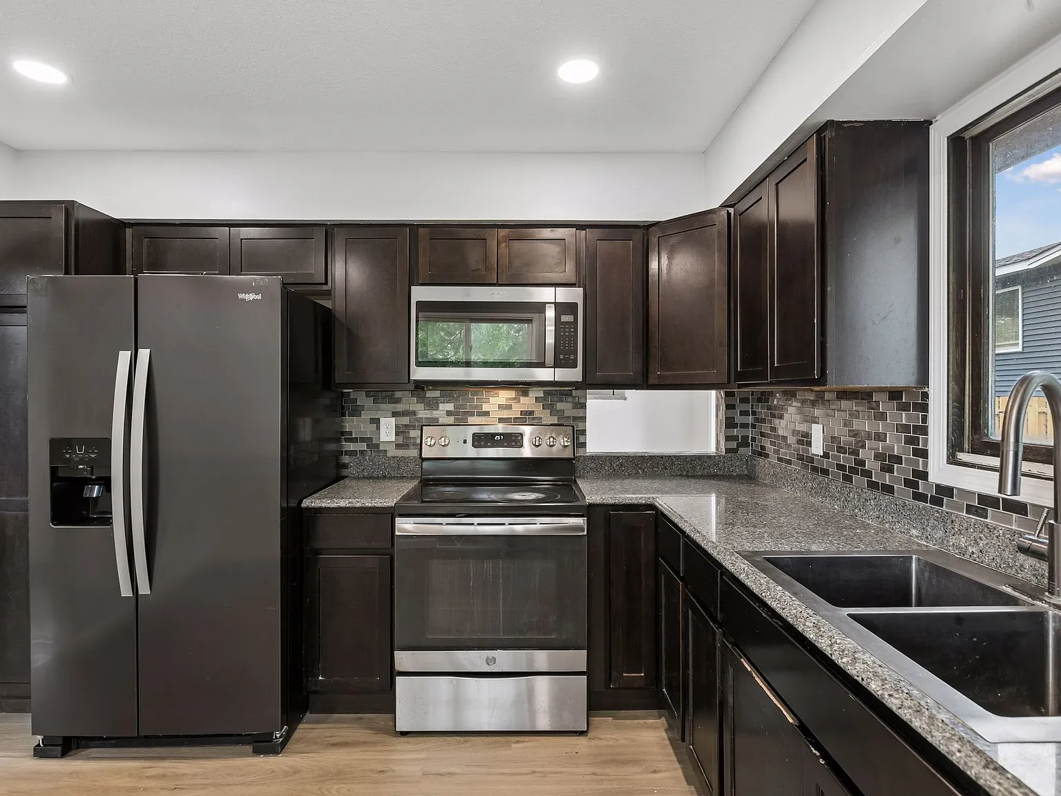 4 bed, 2103 sqft, $3,700 — Photo 3