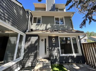 66 Glamis Grn SW, Calgary, AB T3E6V1