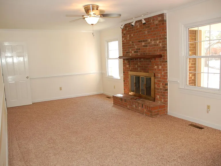 104 Dorchester Ln — Photo 7