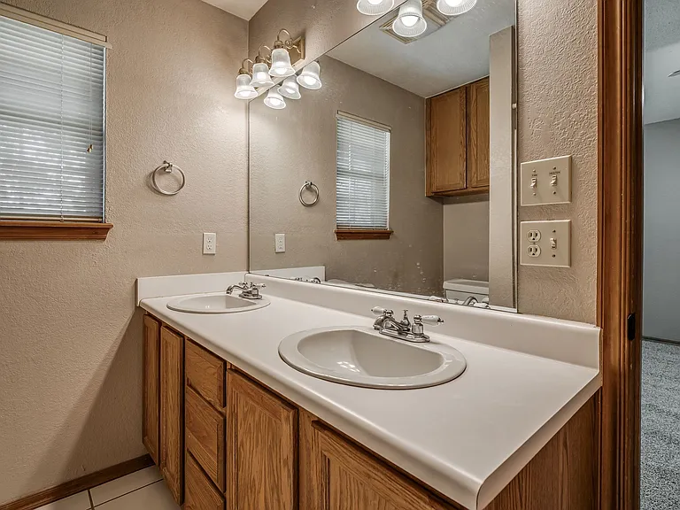 304 Eccell Ct — Photo 10