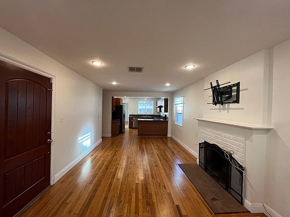 4th image of 10806 Ayres Ave