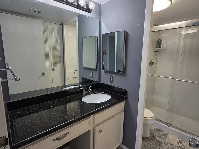 2nd Private Bedroom's Private Bathroom