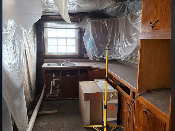 5th image of 210 Main St