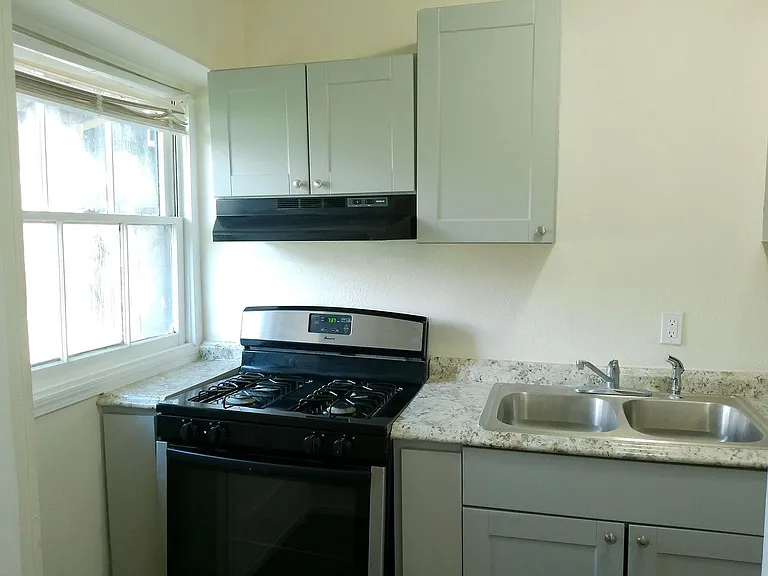 638 Glazebrook St #1 — Photo 5