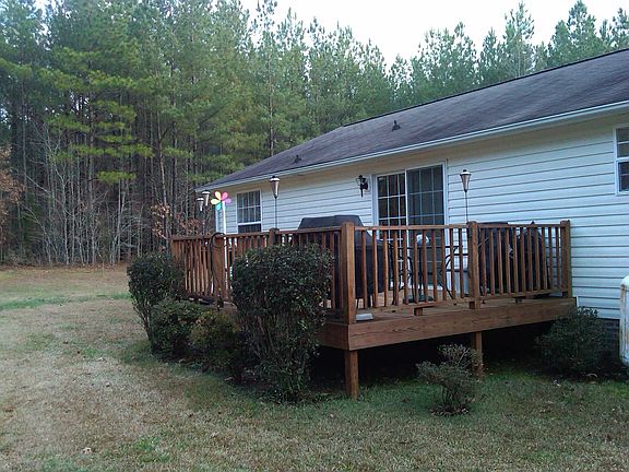 Great back deck/yard for entertaining