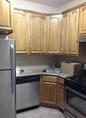 2nd image of 507 Henry St APT 2R