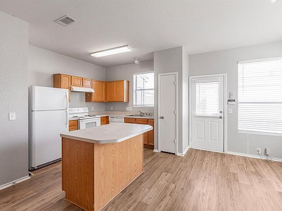 5th image of 2621 Tilden Dr