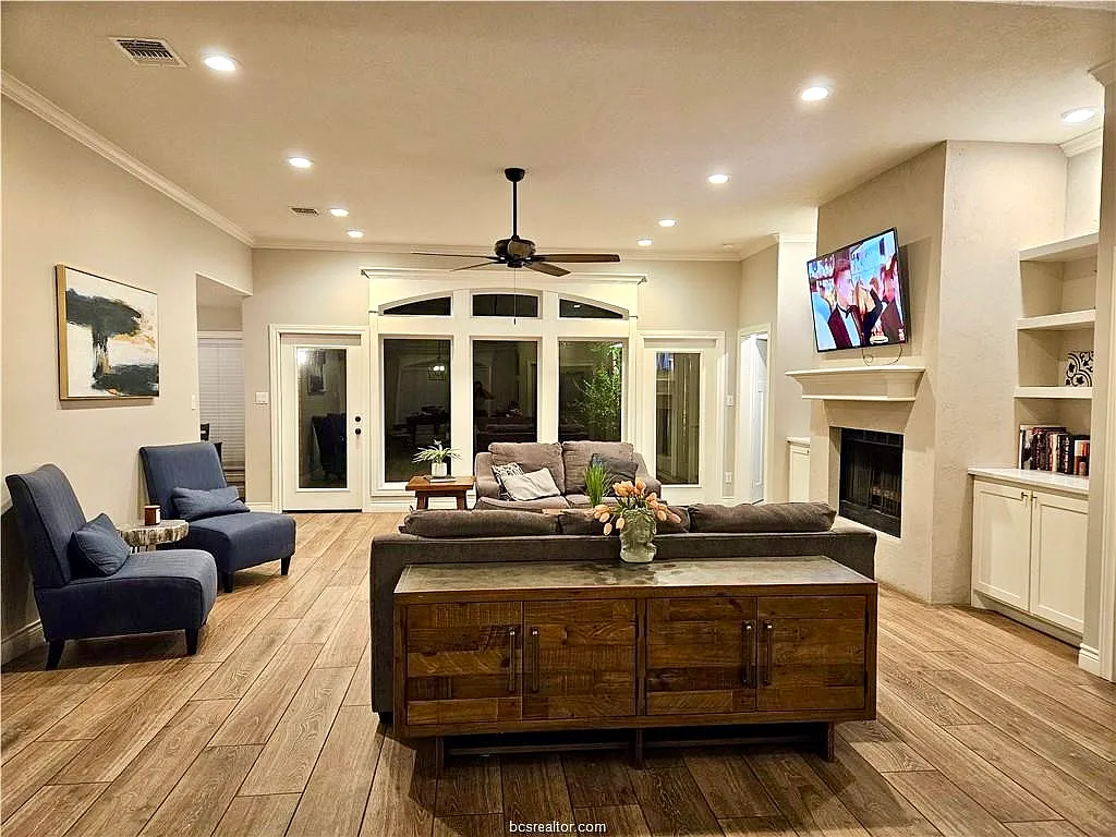 4 bed, 2526 sqft, $2,800 — Photo 2
