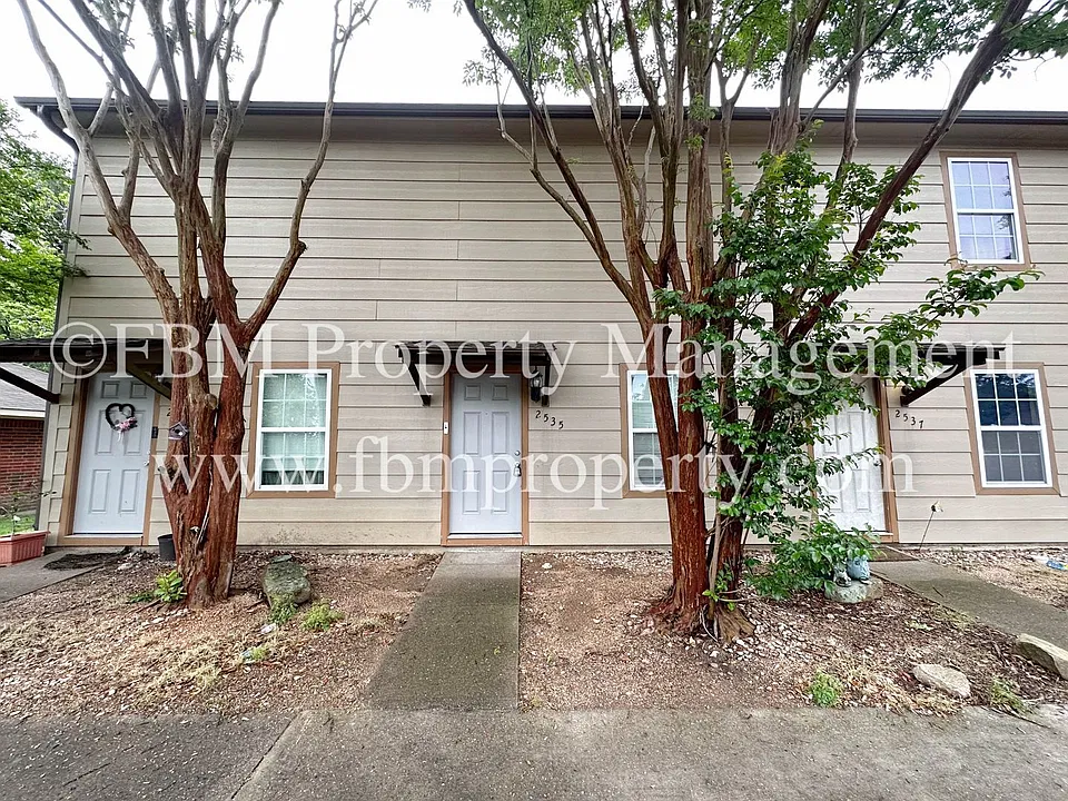 2535 W Sycamore Ave