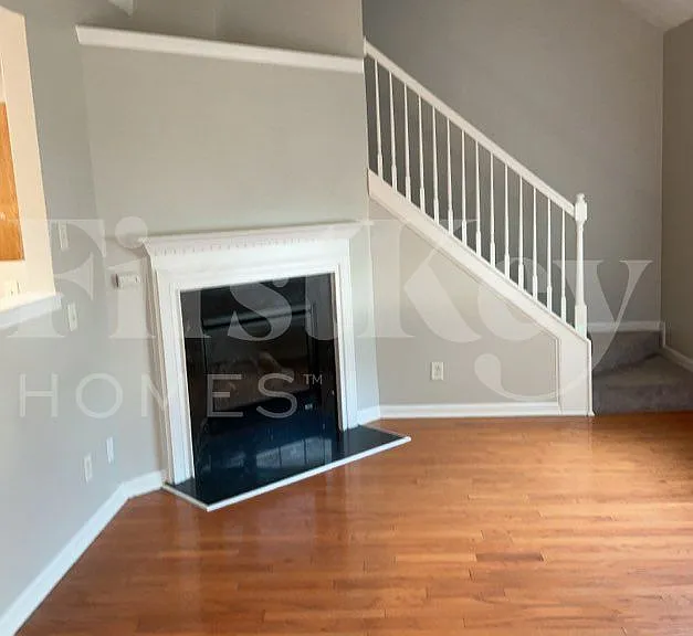 3080 Lakeside Cir — Photo 2