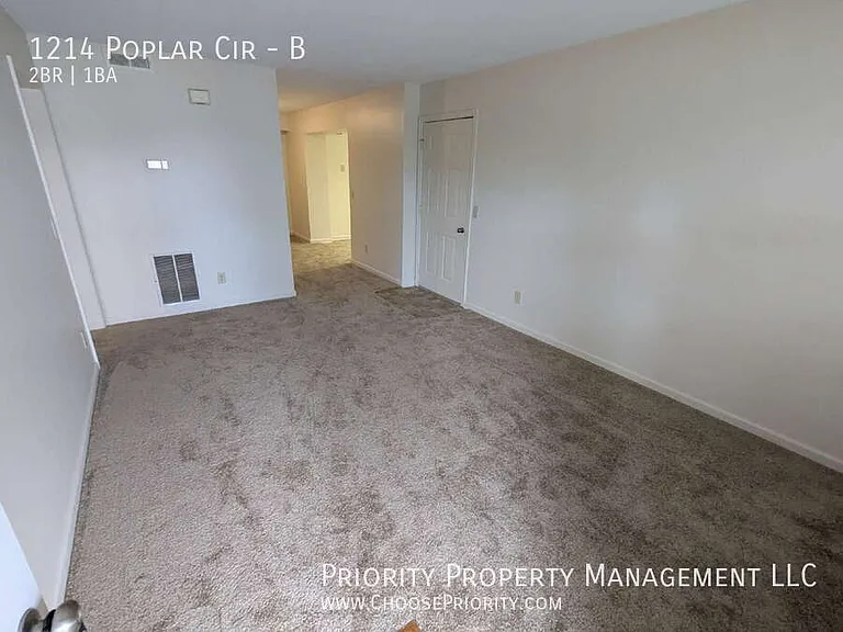 1214 Poplar Cir #B — Photo 2
