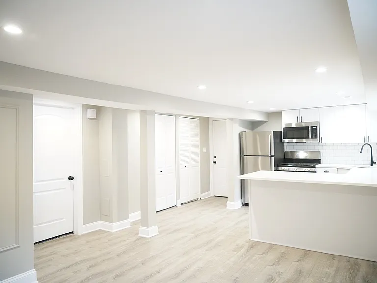 Pf-Arg, 2544 N. Avers Series — Photo 22