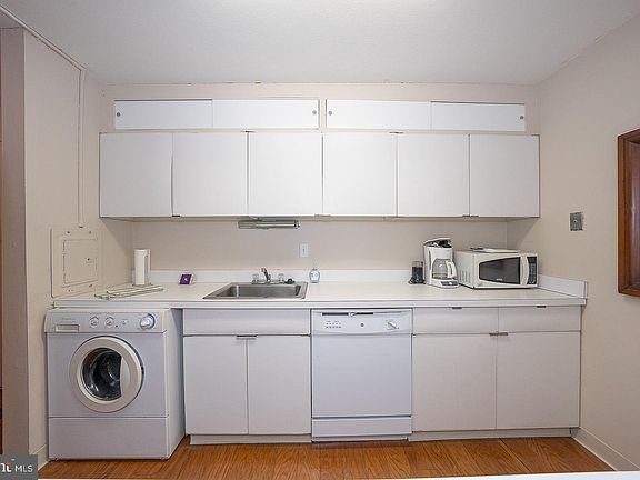 5th image of 1919 Chestnut St APT 2209