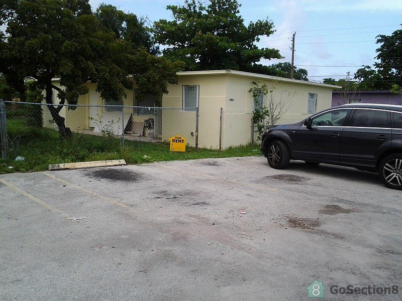1st image of 910 NW 16th Ter