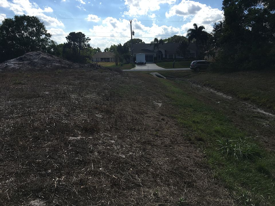 2nd image of 401 SW Namoit Pl