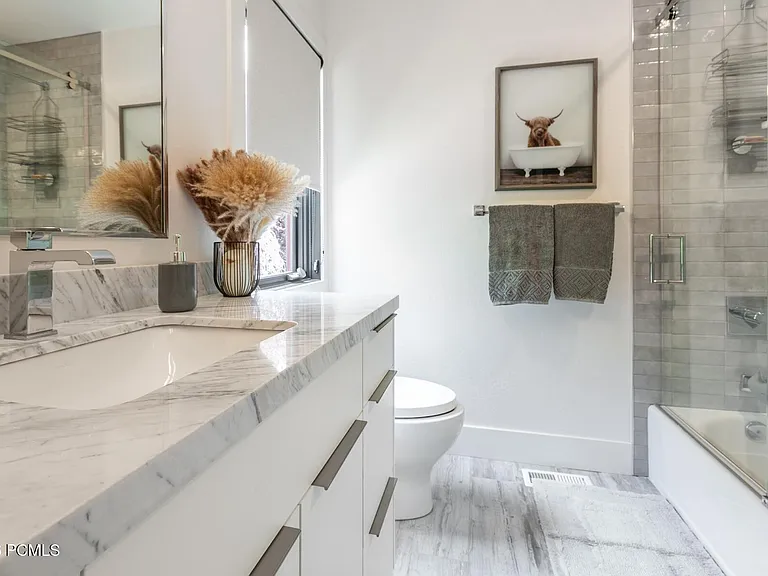 8974 N Sackett Dr — Photo 20
