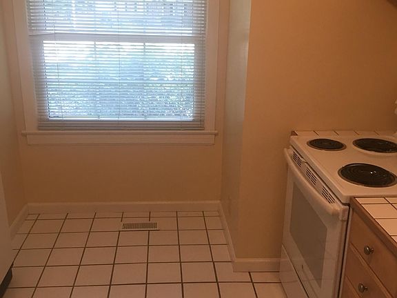 2nd image of 2823 Stratford Dr