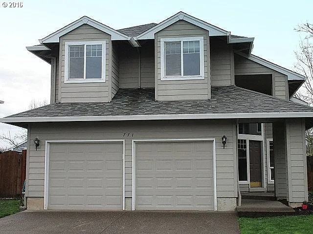 771 SE Logan Ln photo 1