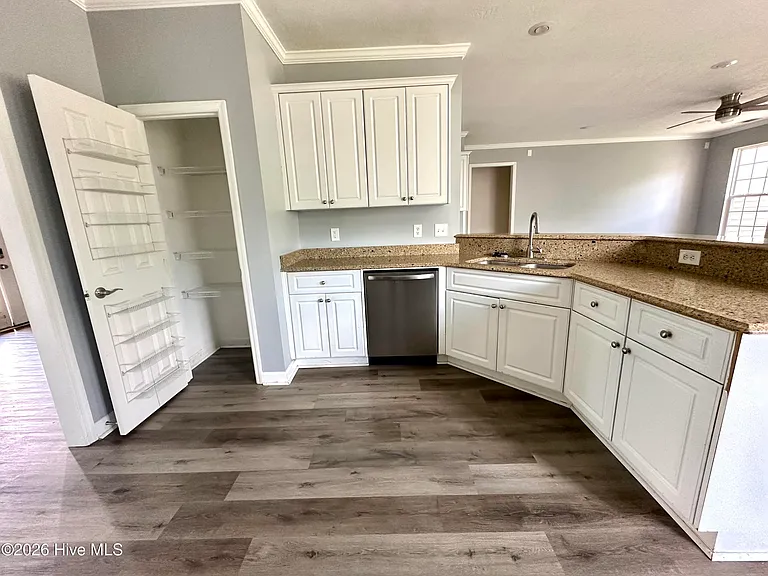1305 Wickham Ct — Photo 10