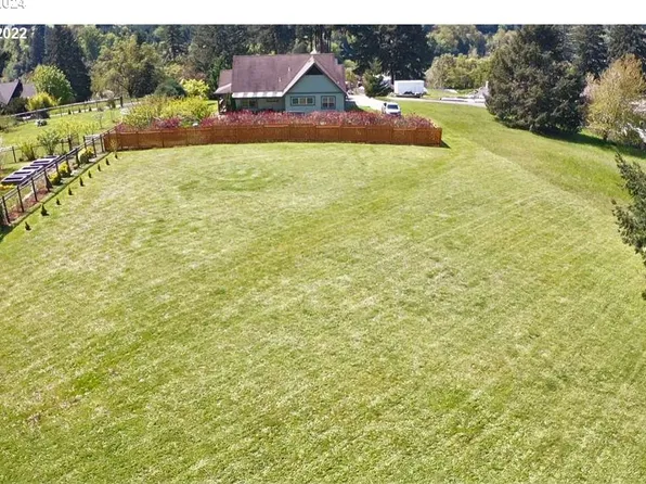 912 C St, Elkton, OR 97436