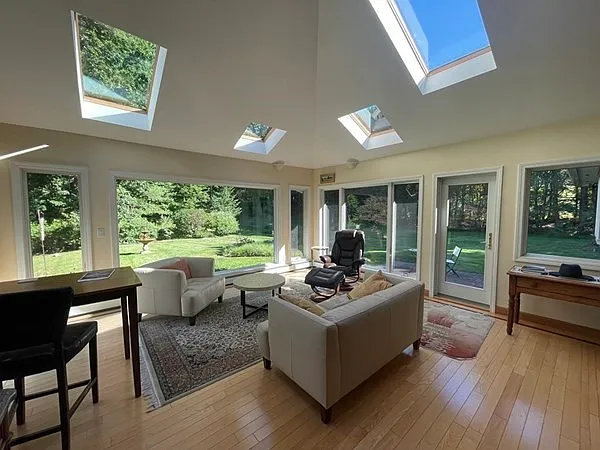4 bed, 2.5 bath, 3308 sqft, $7,900 — Photo 4