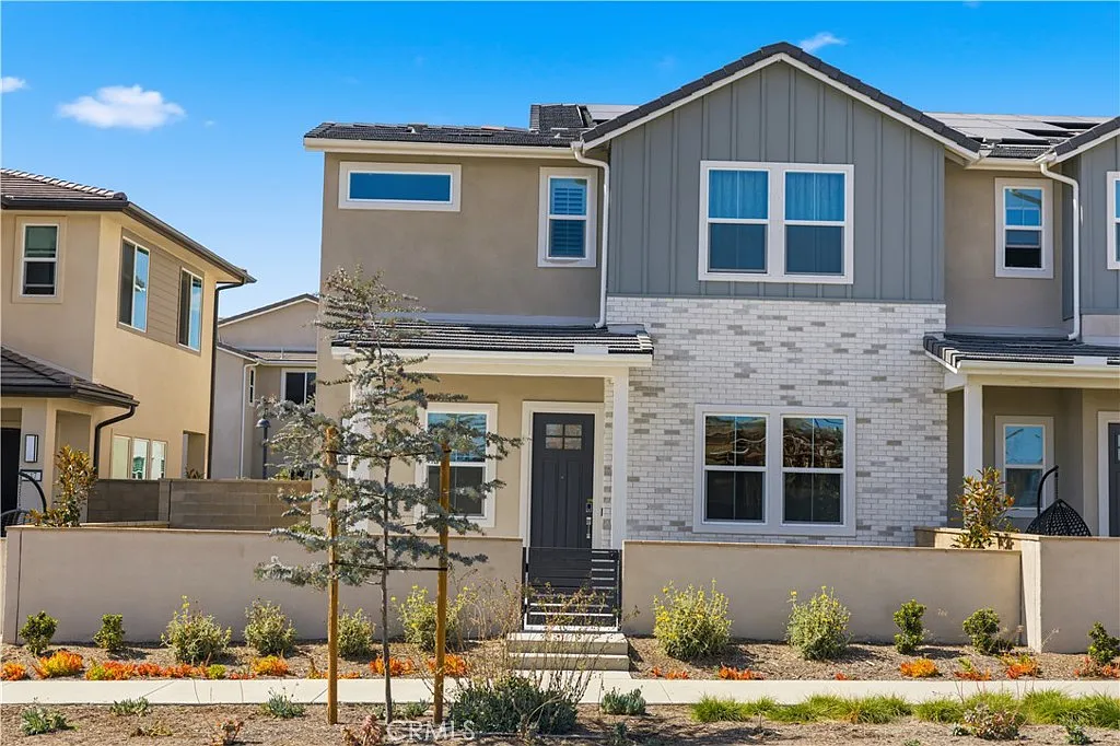 4 bed, 2.5 bath, 2100 sqft, $5,500 — Photo 1