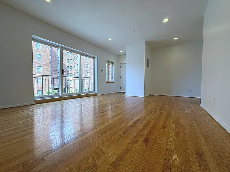 1901 Voorhies Ave #3 — Photo 2