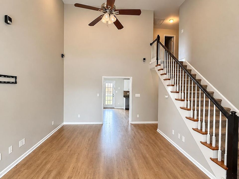 2nd image of 613 Dunrobin Ln