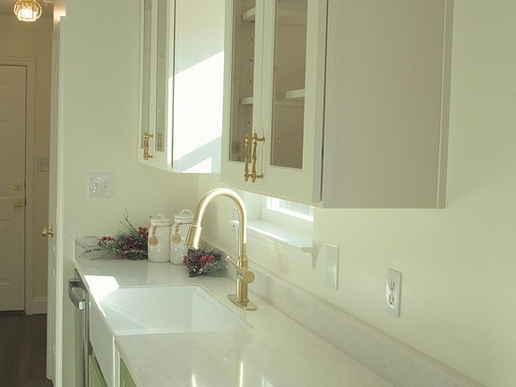 3rd image of 113 Briarbush Ct