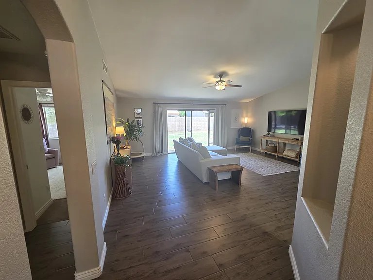 424 W Comstock Ct — Photo 2
