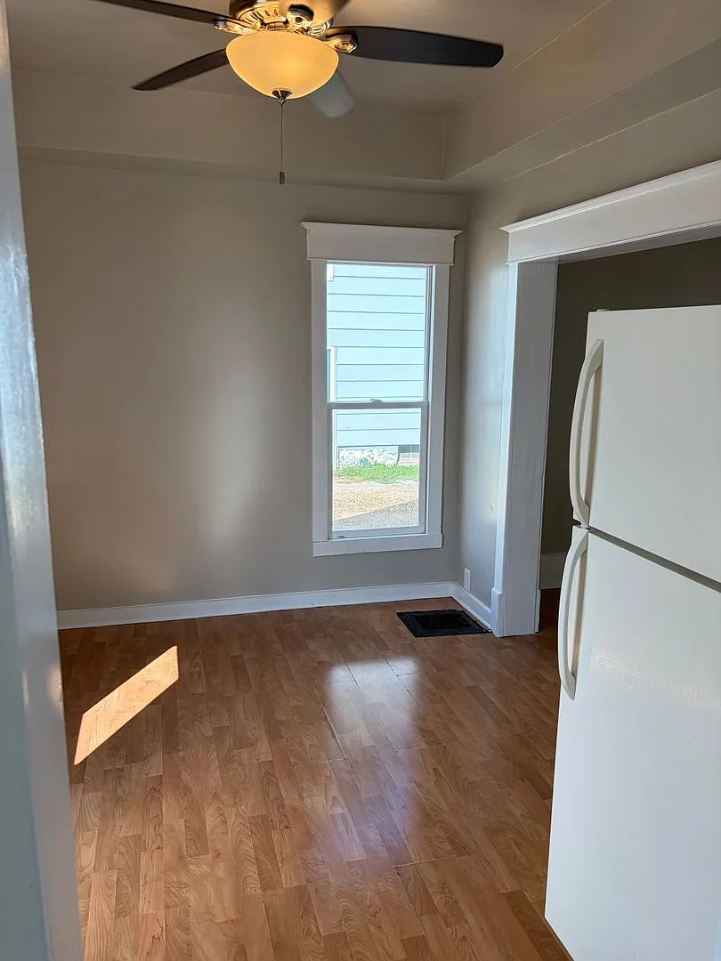2 bedroom 1 bath house Front Porch — Photo 3