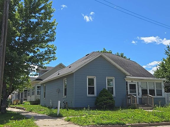 3rd image of 827 E 3rd St