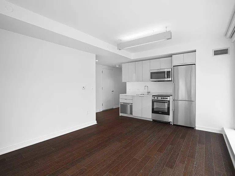 400 W 113th St #301 — Photo 3