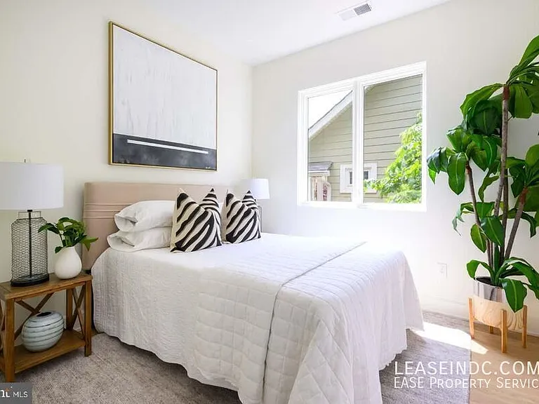 1018 Douglas St NE #5 — Photo 12