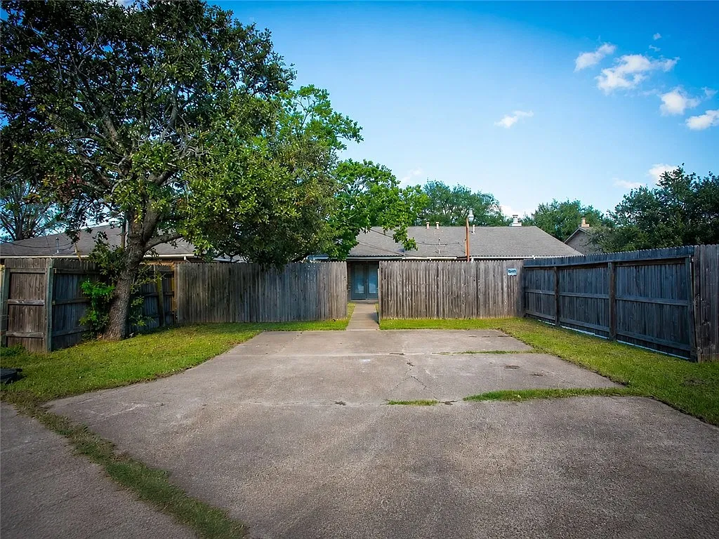 2 bed, 1.5 bath, 1024 sqft, $1,500 — Photo 2