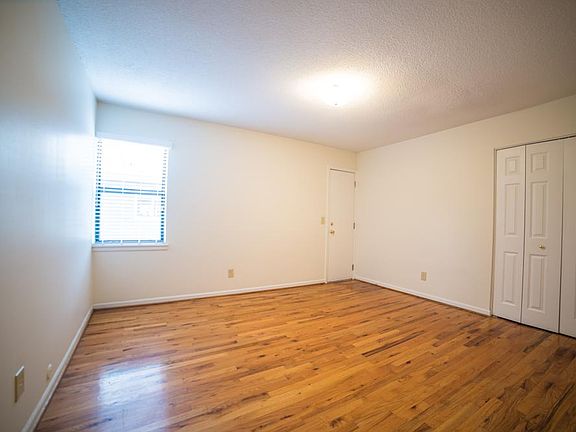 3rd image of 4012 Oak St Unit 4012-12