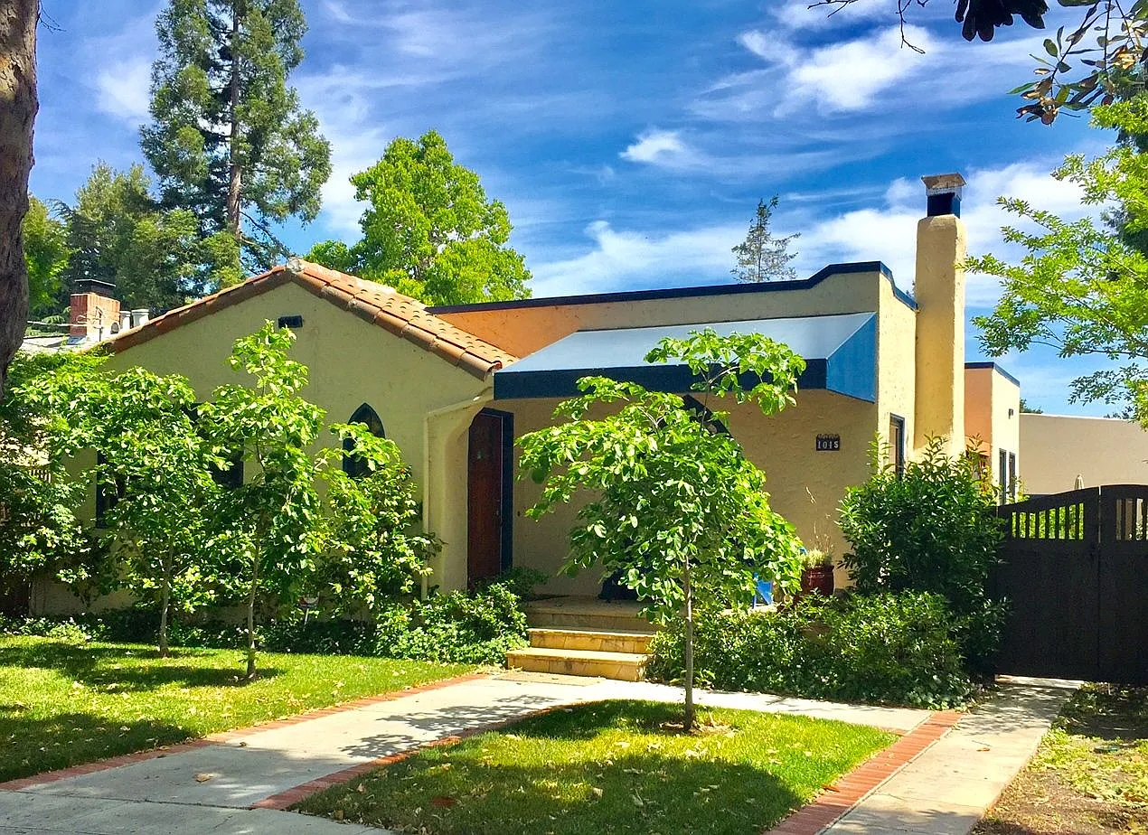 1015 Iris St photo 1