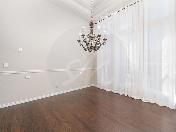 3rd image of 1924 Montebello Dr W