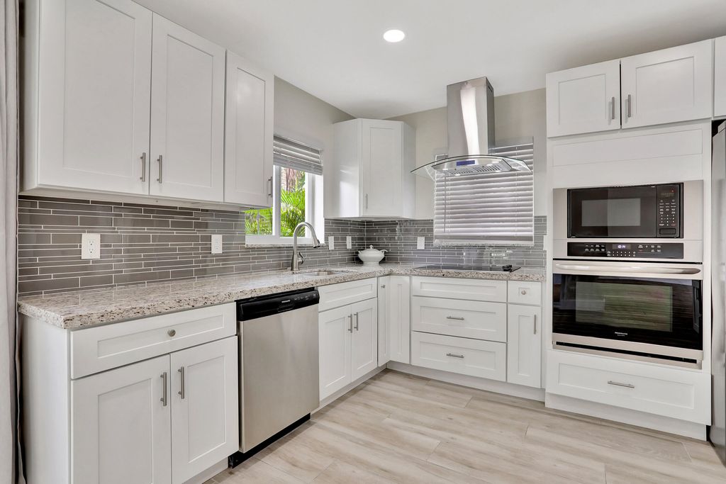 421 SE 5 Terrace, photo 3