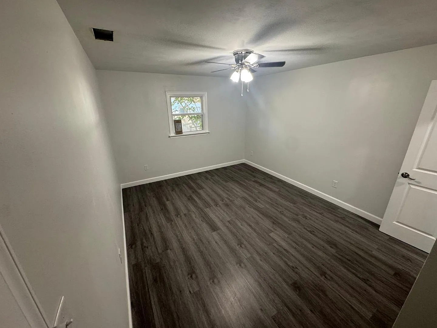948 Hollywood Dr - Rm 2 — Photo 1