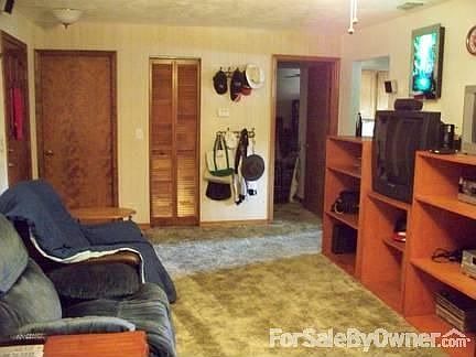 Living Room
						:
						4x8' Picture Window with Vertical Blinds, Coat Closet and Ceiling Fan w/ Light.